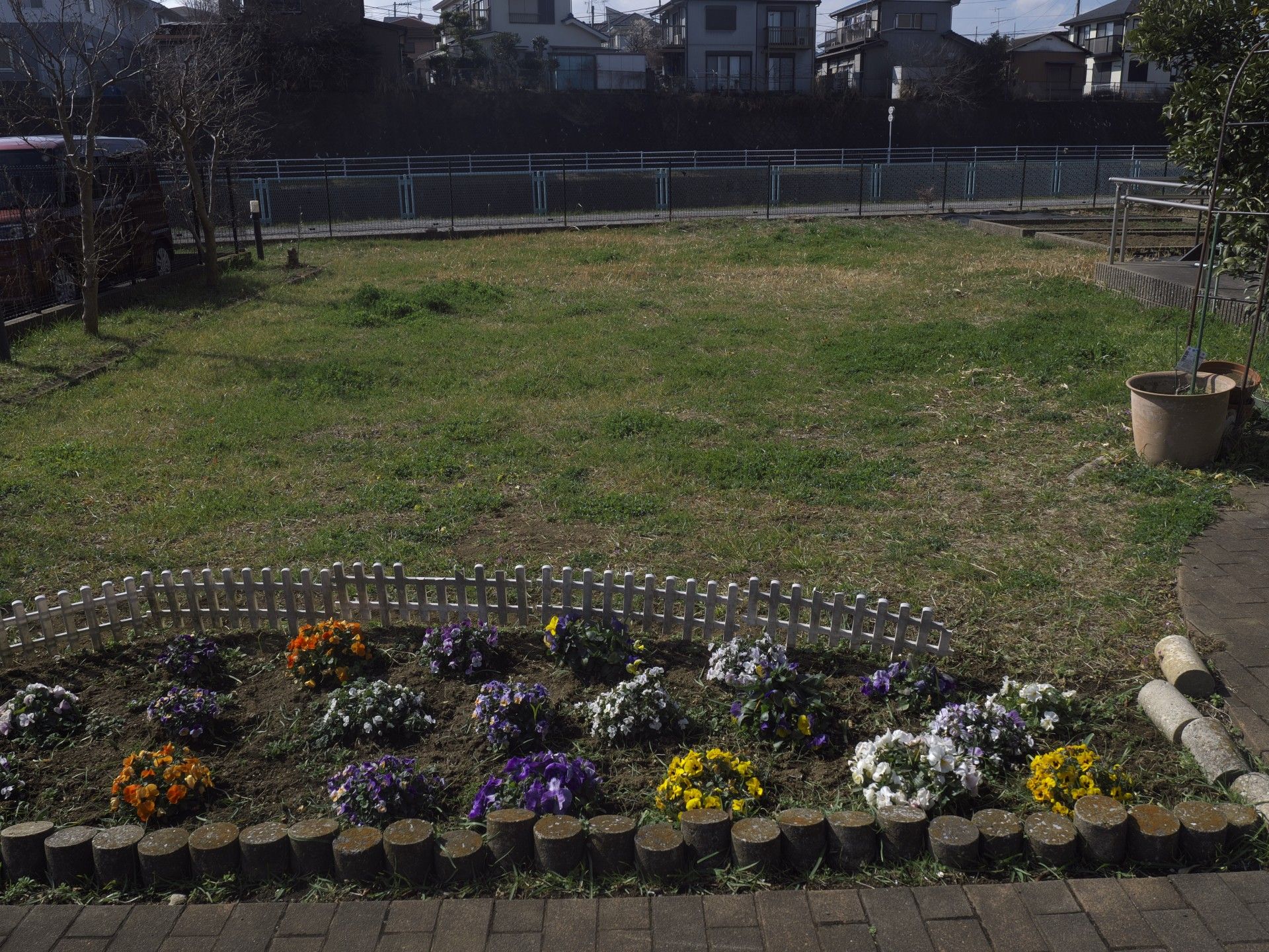 色とりどりの花壇の庭