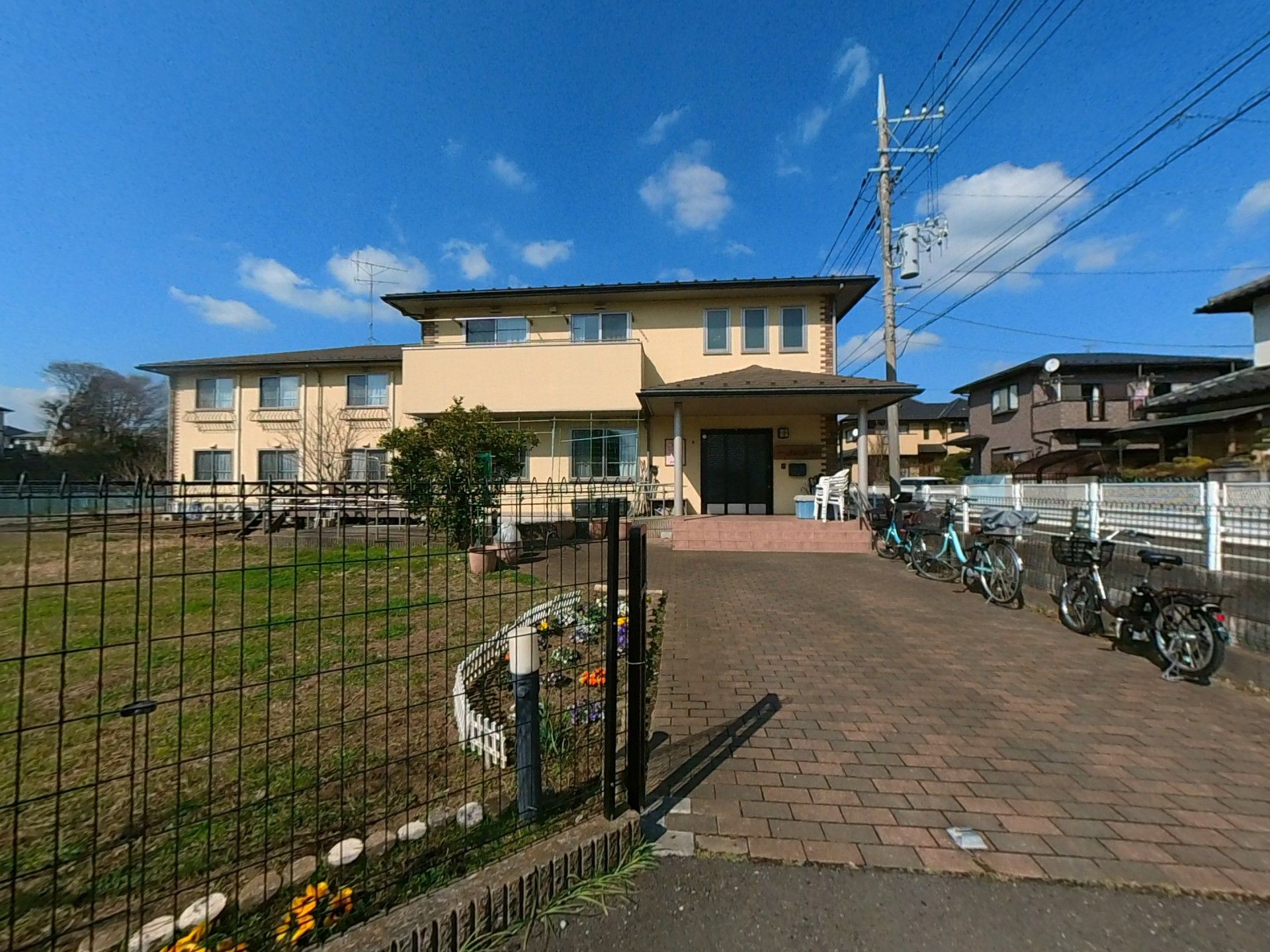 広い庭のある建物