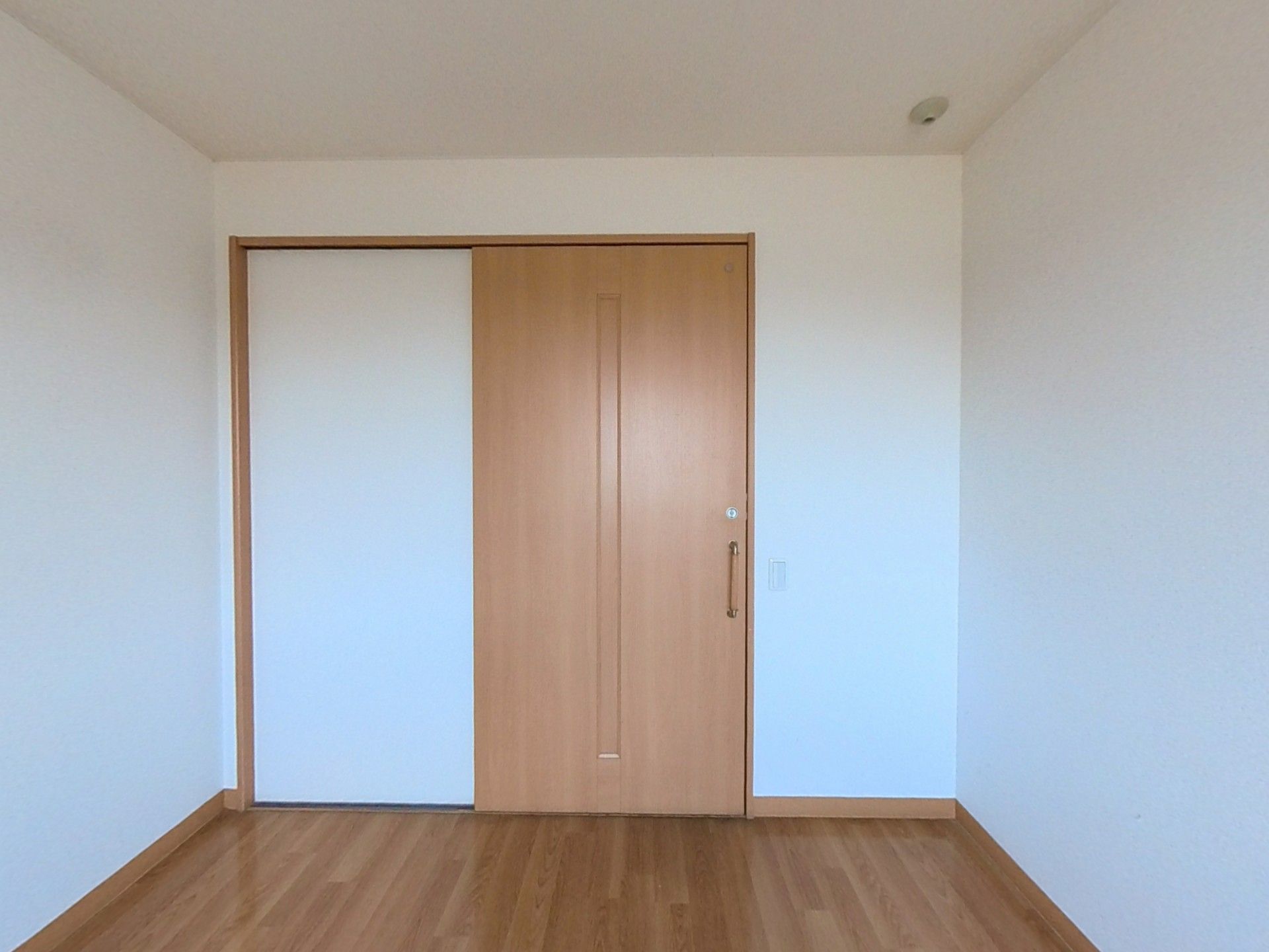 木製の引き戸のある部屋