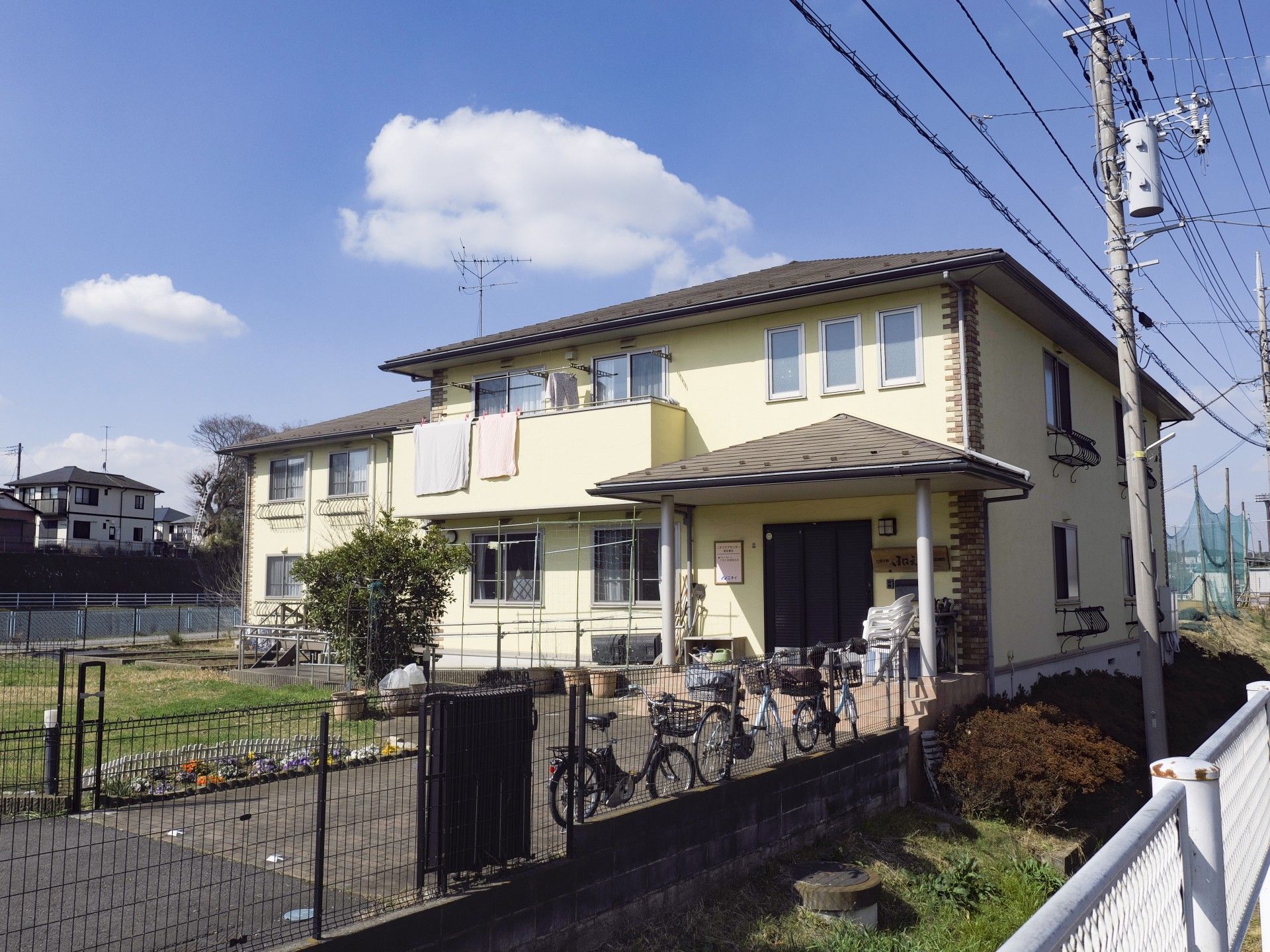 日差しが差し込む建物外観