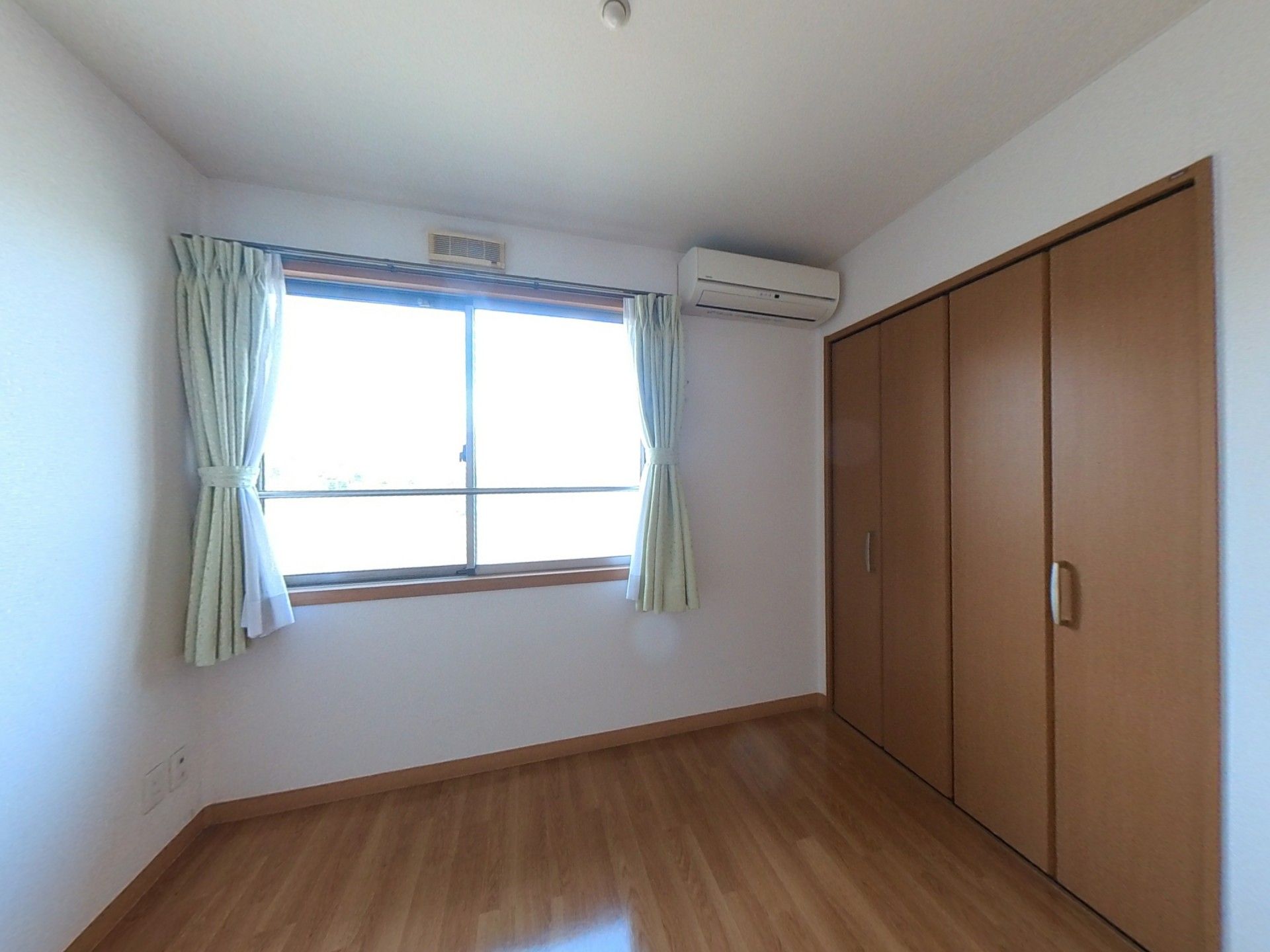 日差しが差し込む部屋