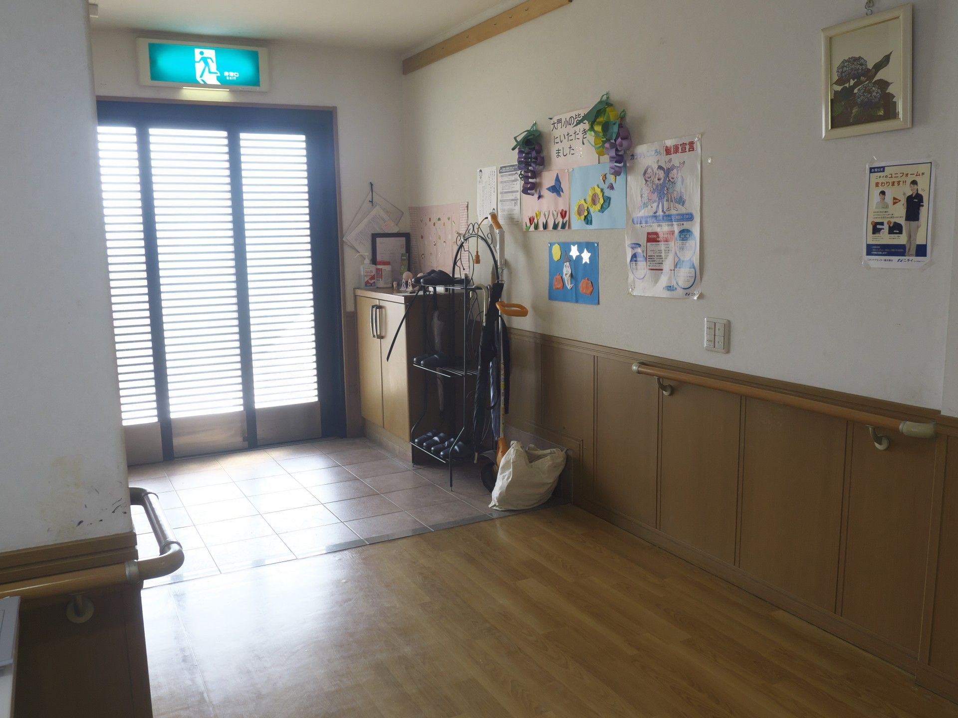 明るい廊下の一角