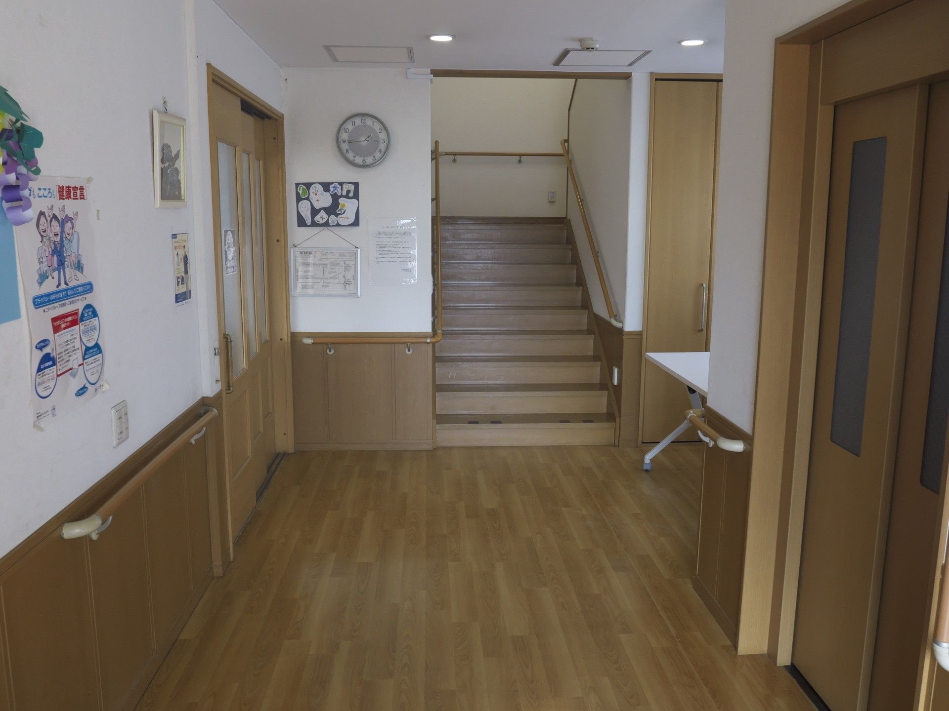 手すり付きの廊下と階段