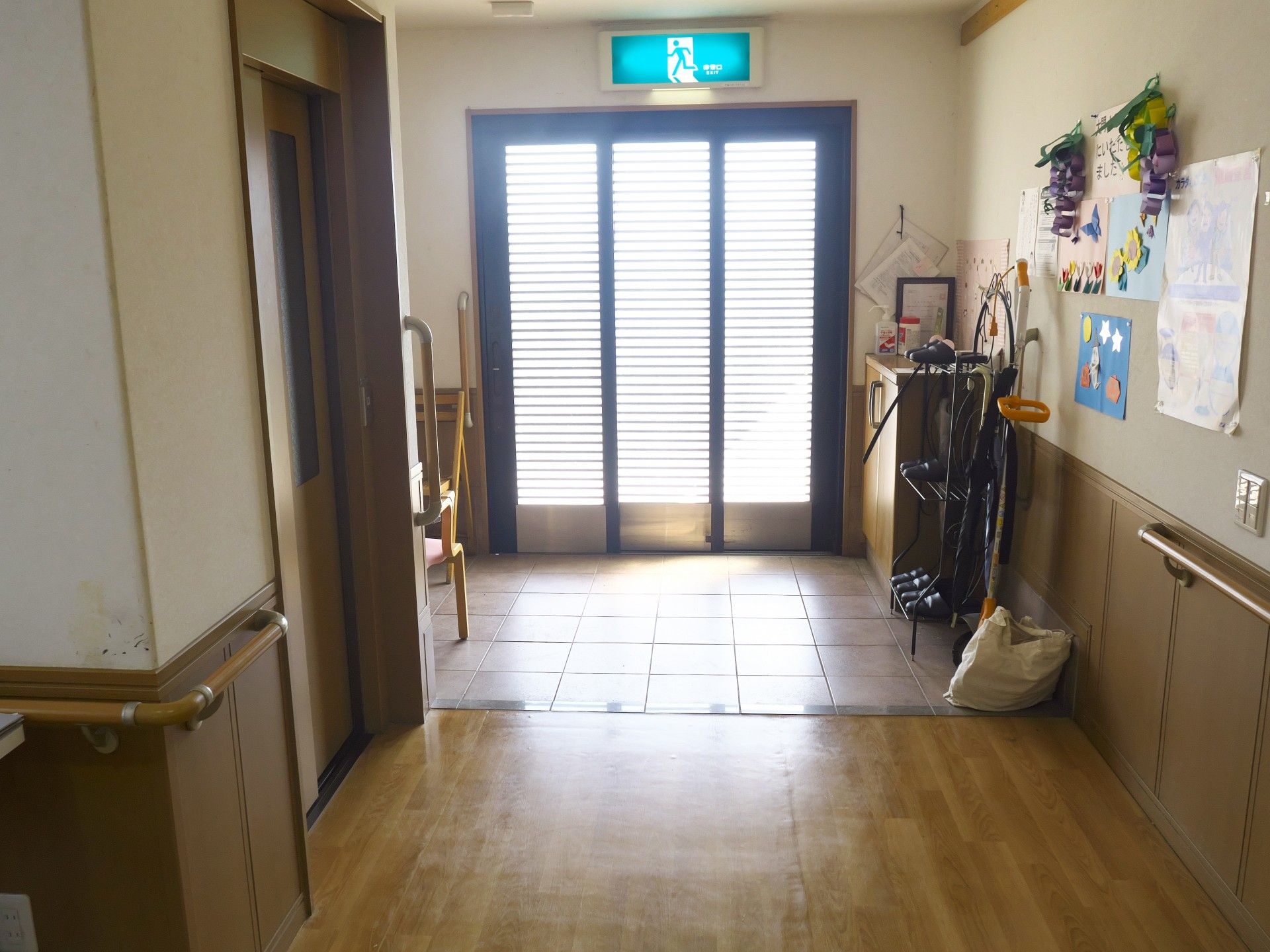 明るい廊下の出入口