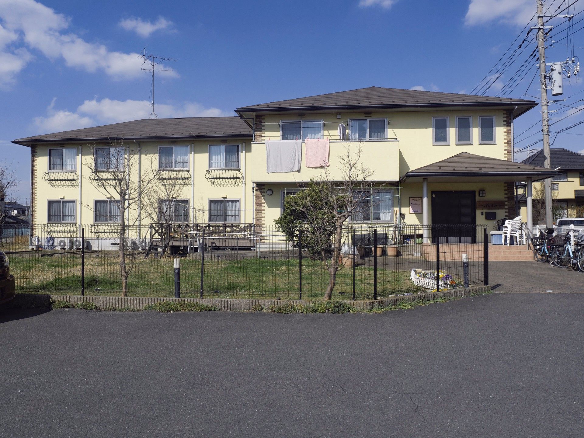 広い庭のある建物外観