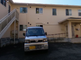 介護施設の外観と駐車場