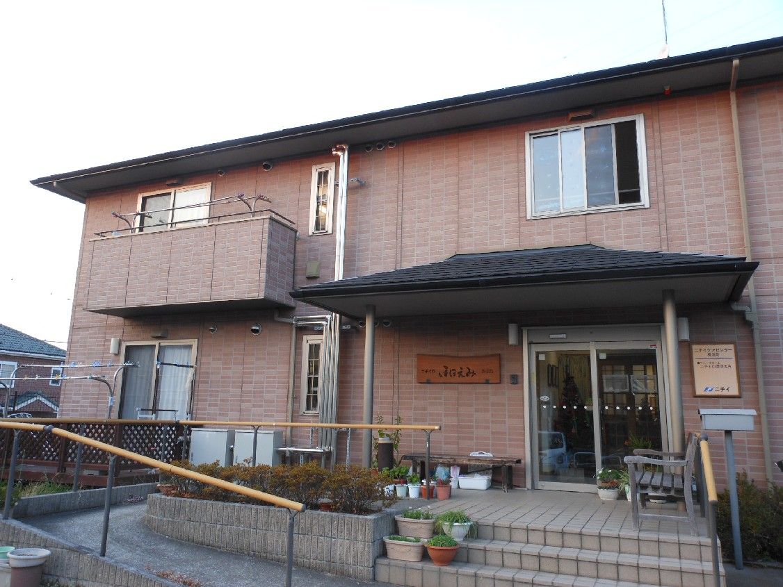 温かみのある建物の入口
