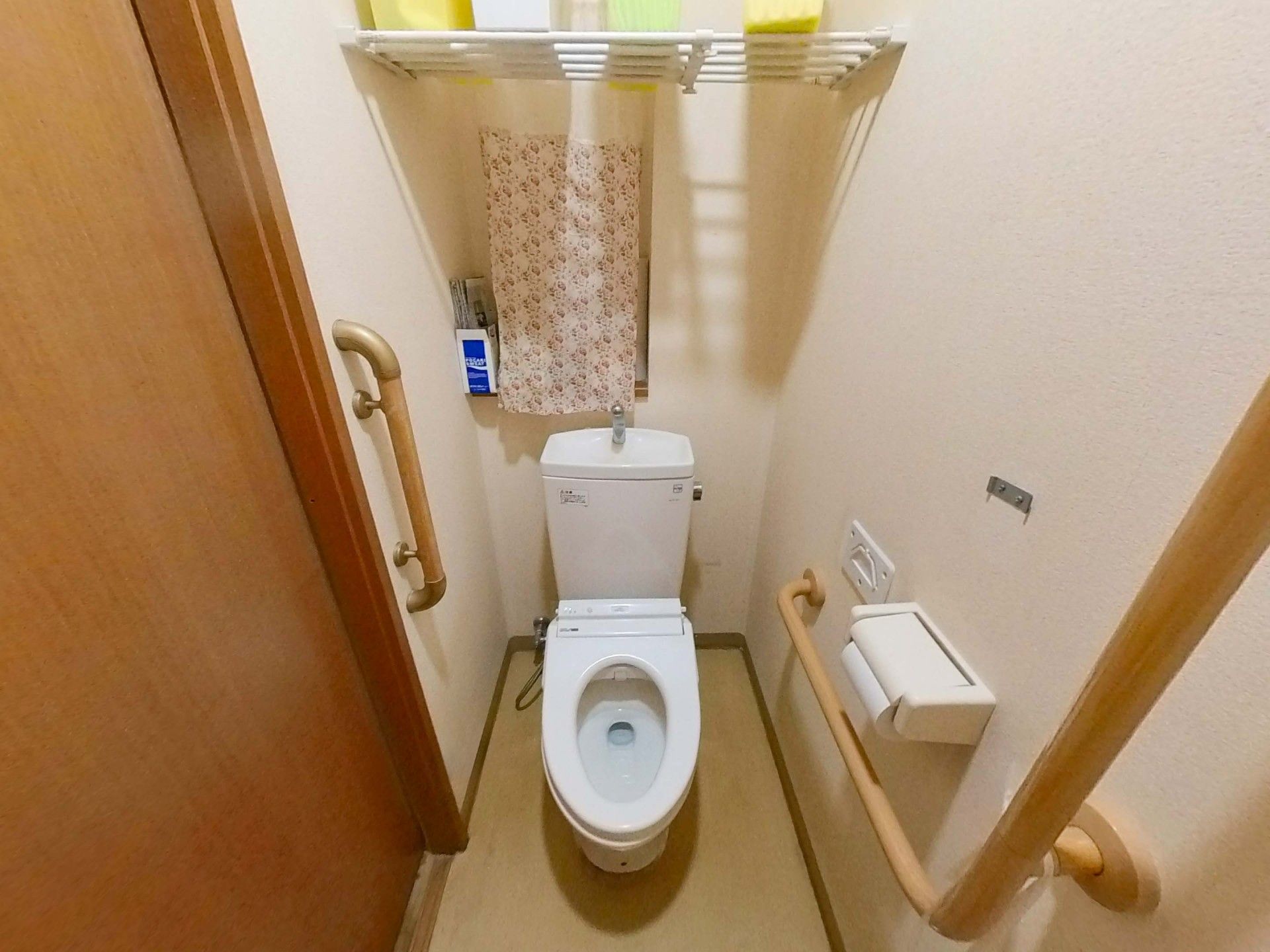 手すり付きのトイレ