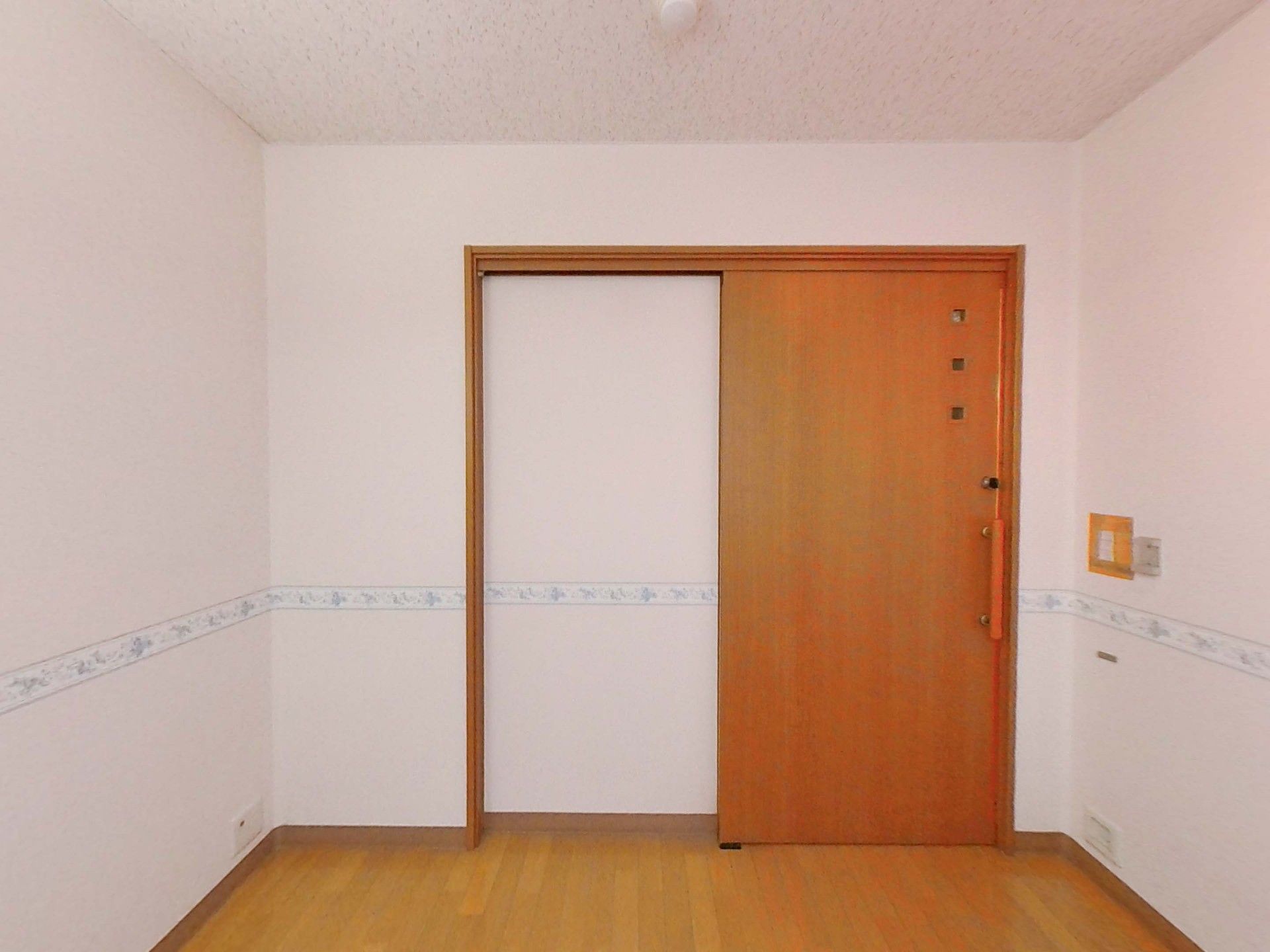 木製の引き戸のある部屋