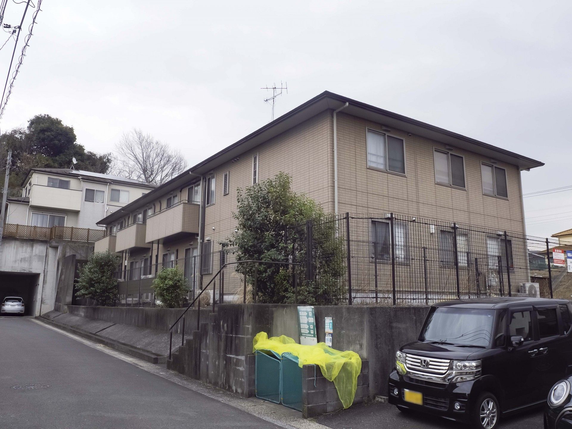 落ち着いた外観の建物