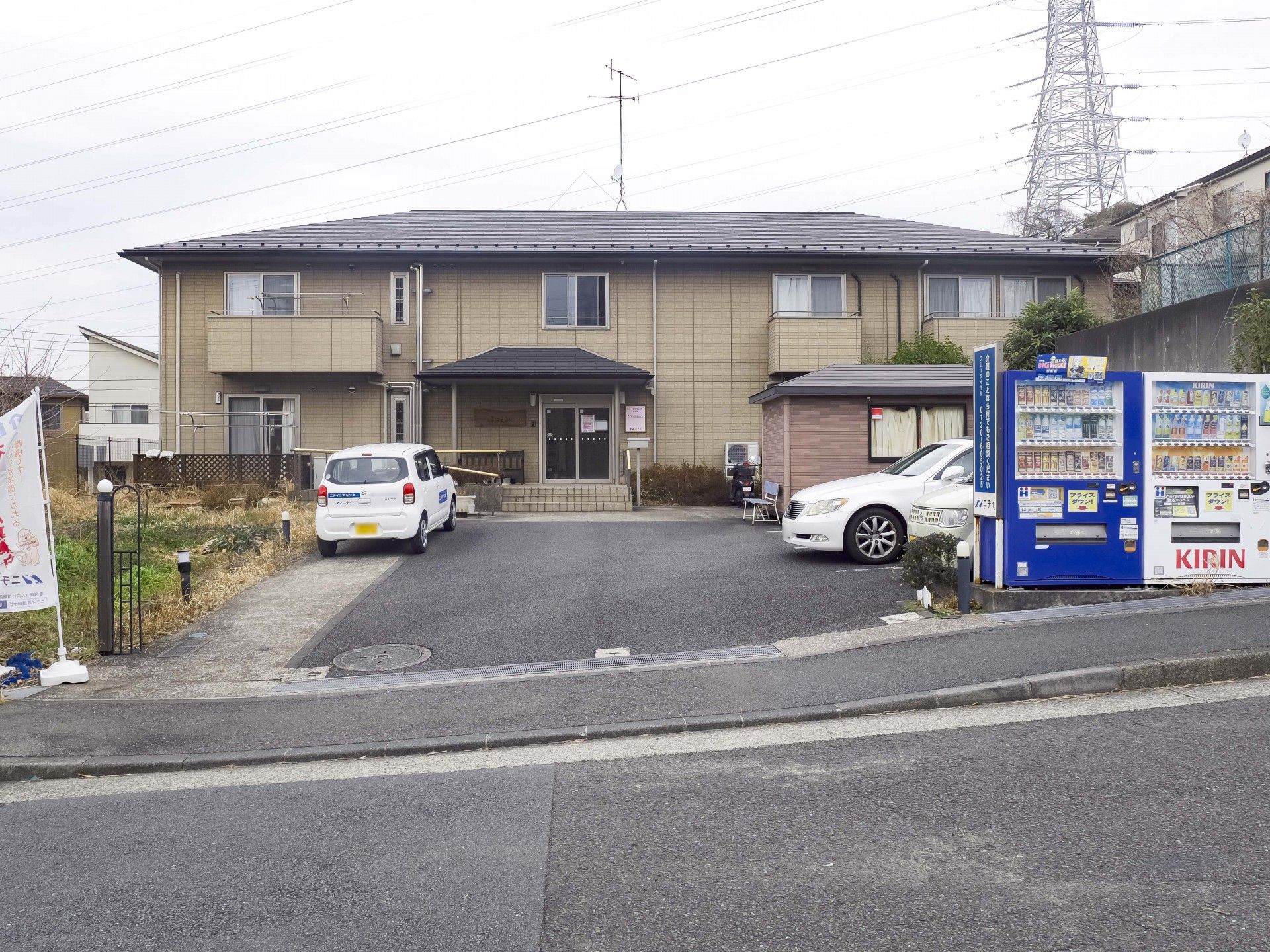 駐車場と自動販売機のある建物