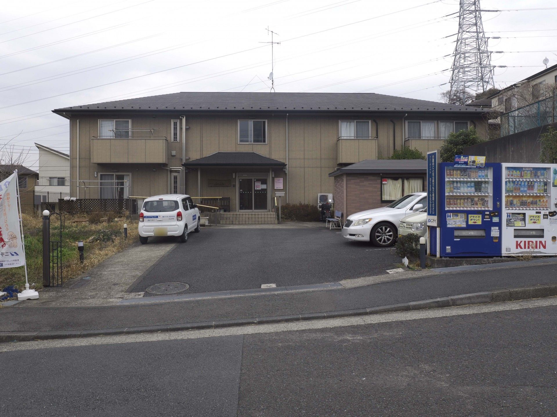 駐車場と自動販売機のある建物