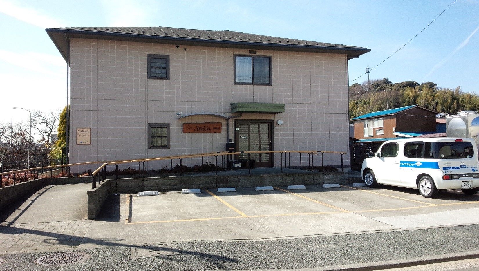 ゆったりとした外観の建物