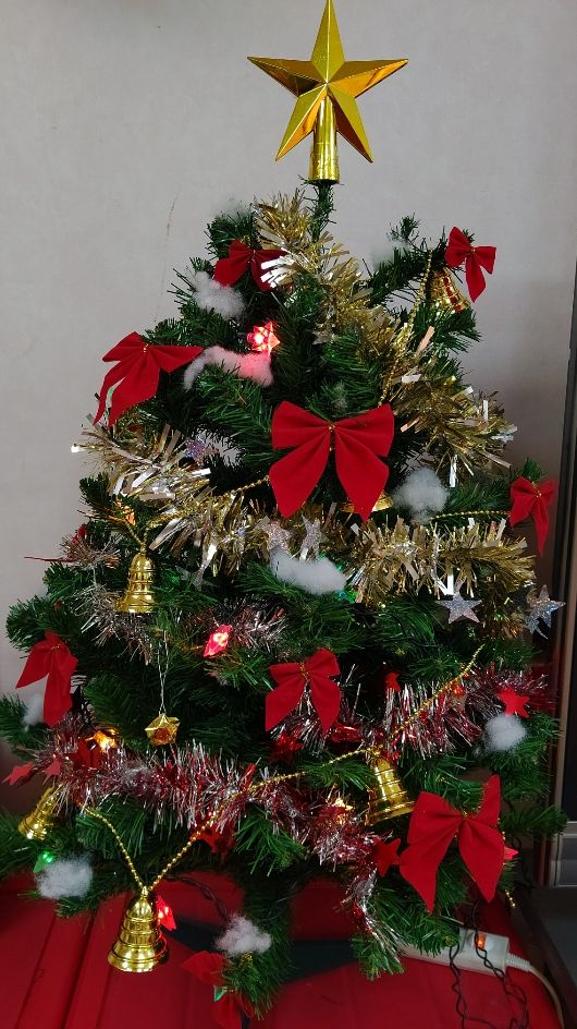 飾り付けられたクリスマスツリー