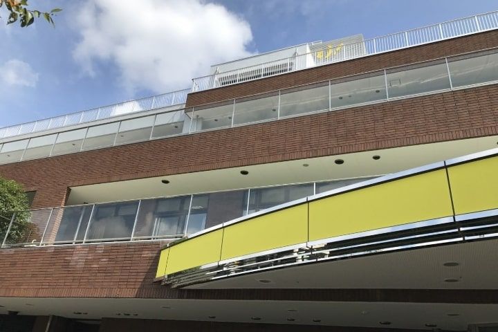 多階層の建物外観