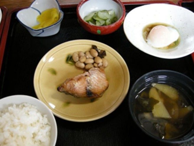 施設内で提供される食事は、栄養バランスの摂れた低カロリーメニューである。食べやすいように柔らかく調理されている。