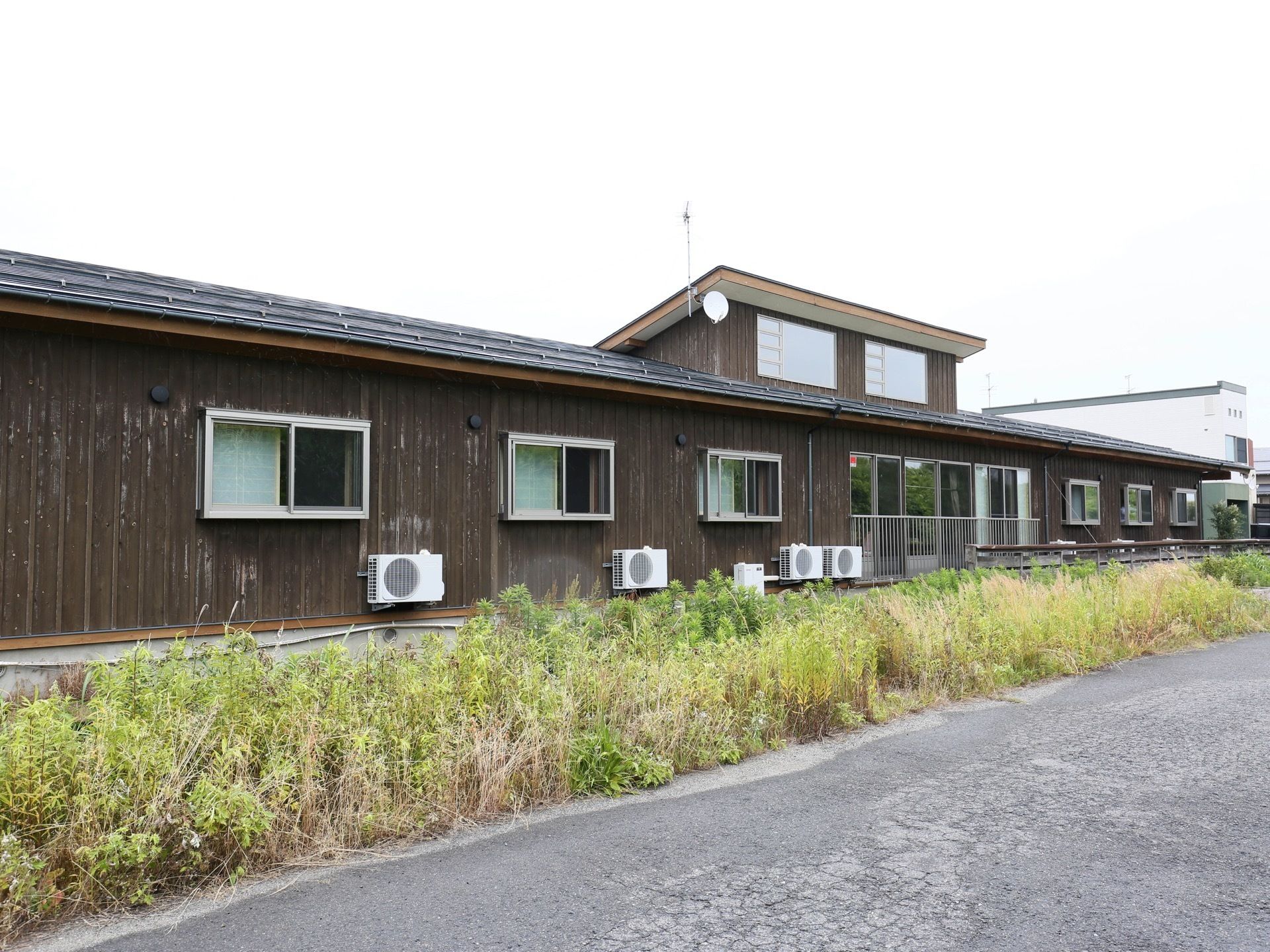 木造平屋建ての施設である。周囲には高い建物がなく、のどかな環境に立地している。協力医療機関との連携を持っている。