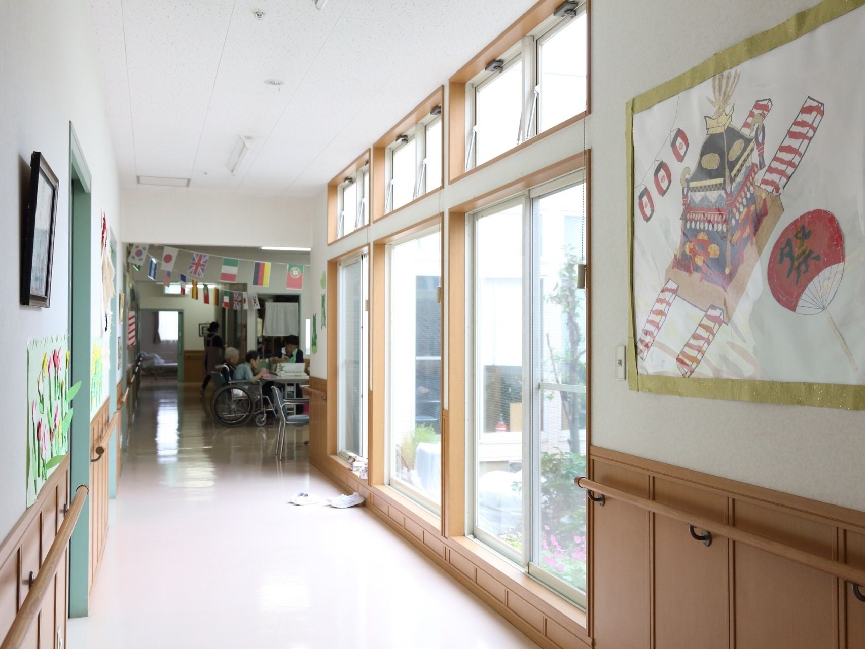 明るい広さのある通路からは中庭へ出ることができる。花が咲いており天気の良い日にはひなたぼっこや散歩が可能。