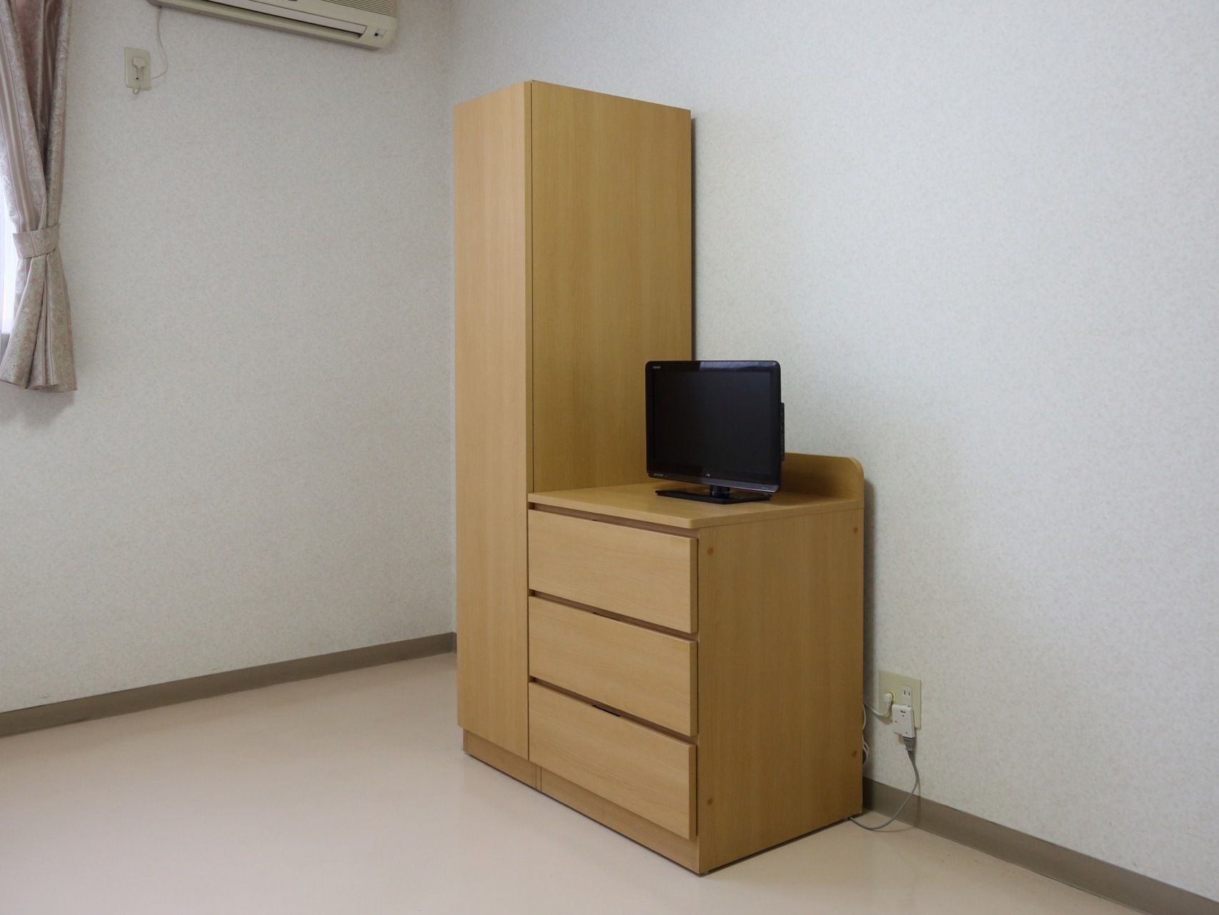 白を基調とした爽やかな室内には、３段の引き出し、洋服ダンスが完備されているので、衣類や雑貨類を収納することができる。