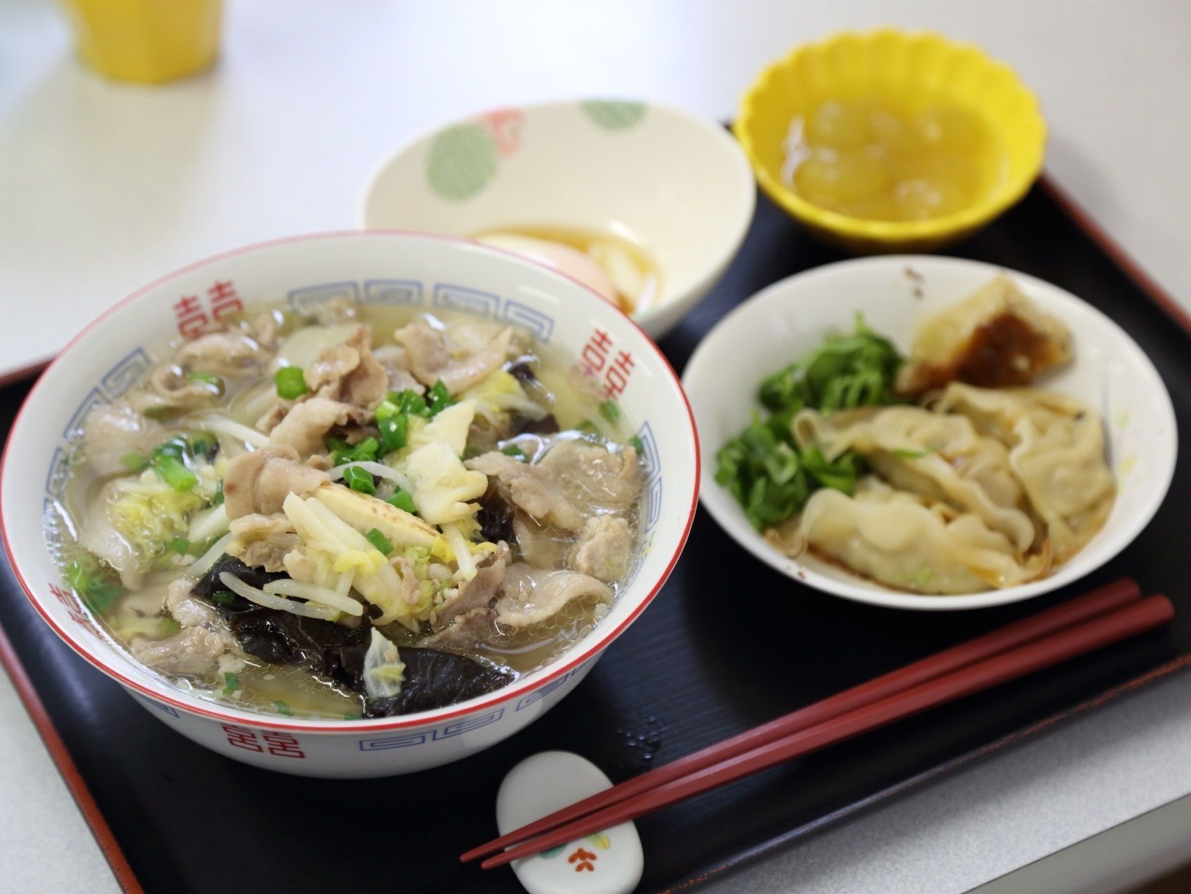 ある日の献立。野菜と肉がたっぷりのラーメンと餃子、温泉卵、ゼリー。スタミナの付く栄養バランスの整ったメニューです。