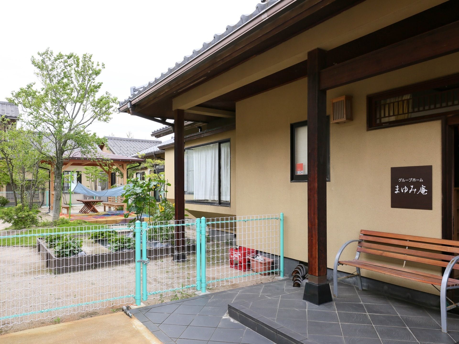 施設の敷地内には庭園がある。大きな木や小さな木が植えられ、緑が多い。玄関の近くには畑があり、野菜を育てている。