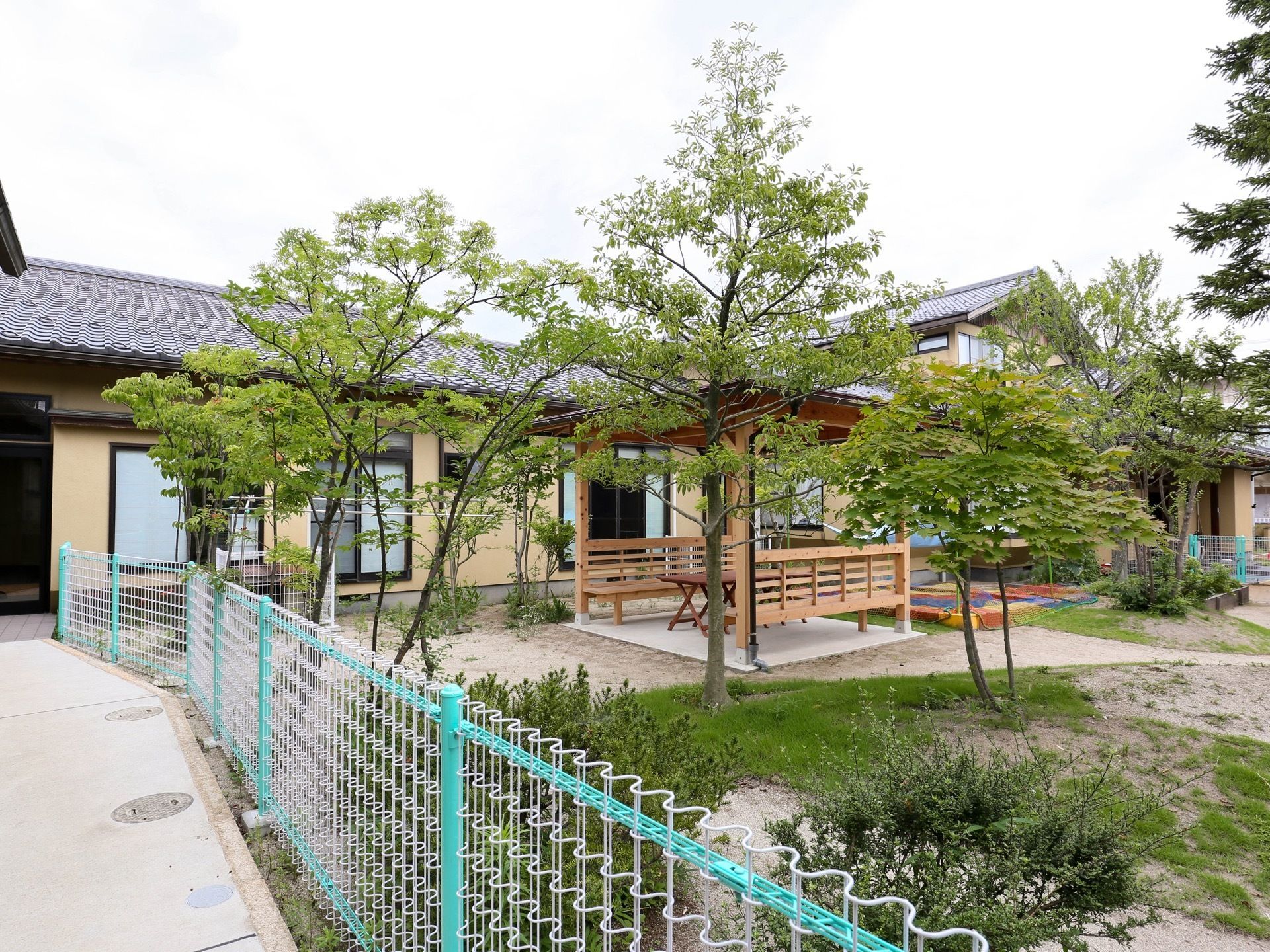施設の敷地内に日本庭園がある。中央には東屋があり、それを囲むように大きな木が数多く植えられている。東屋には椅子とテーブルがある。