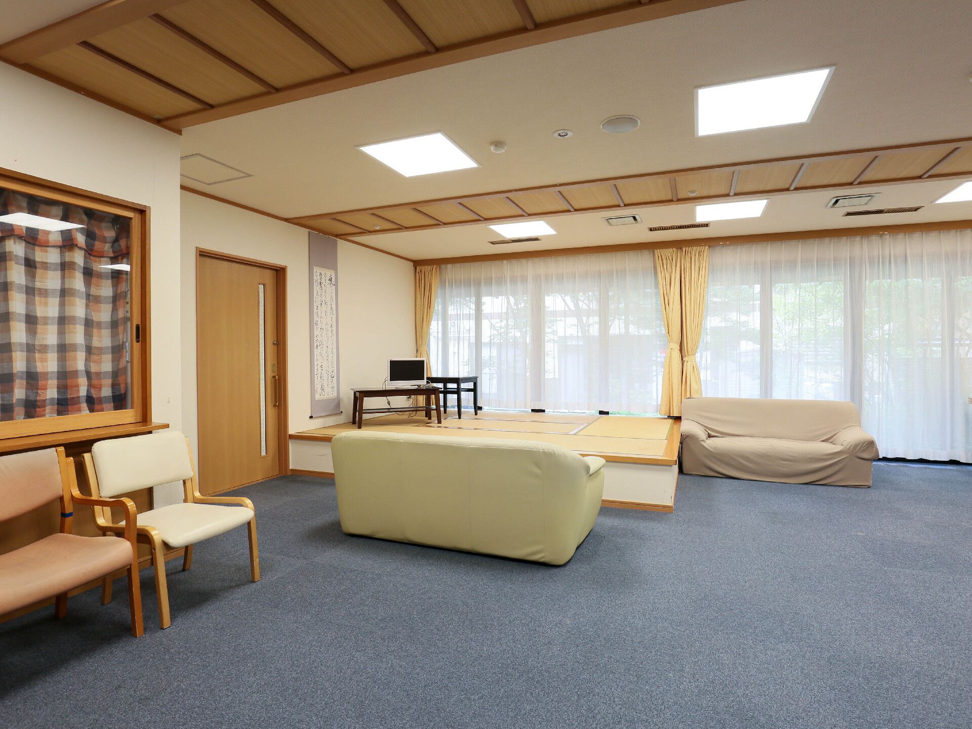施設内のリビングにある畳のこ上りの様子。テレビが置いてある空間