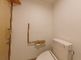 バリアフリー設計のトイレ空間