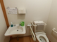 バリアフリー設計のトイレ空間