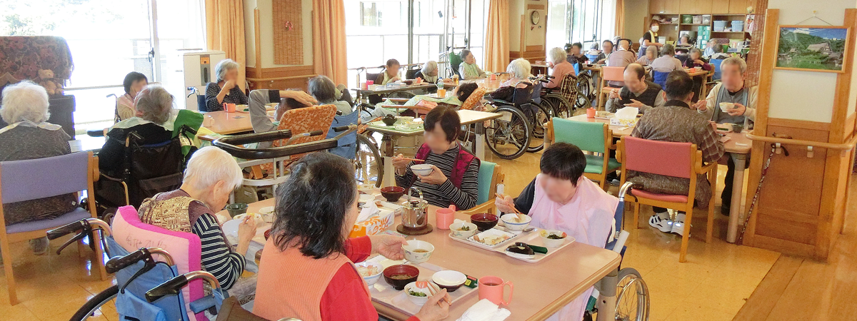 共有ダイニングでの食事風景