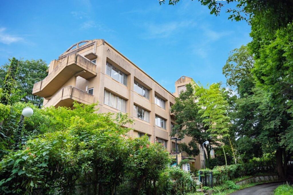 緑豊かな建物外観
