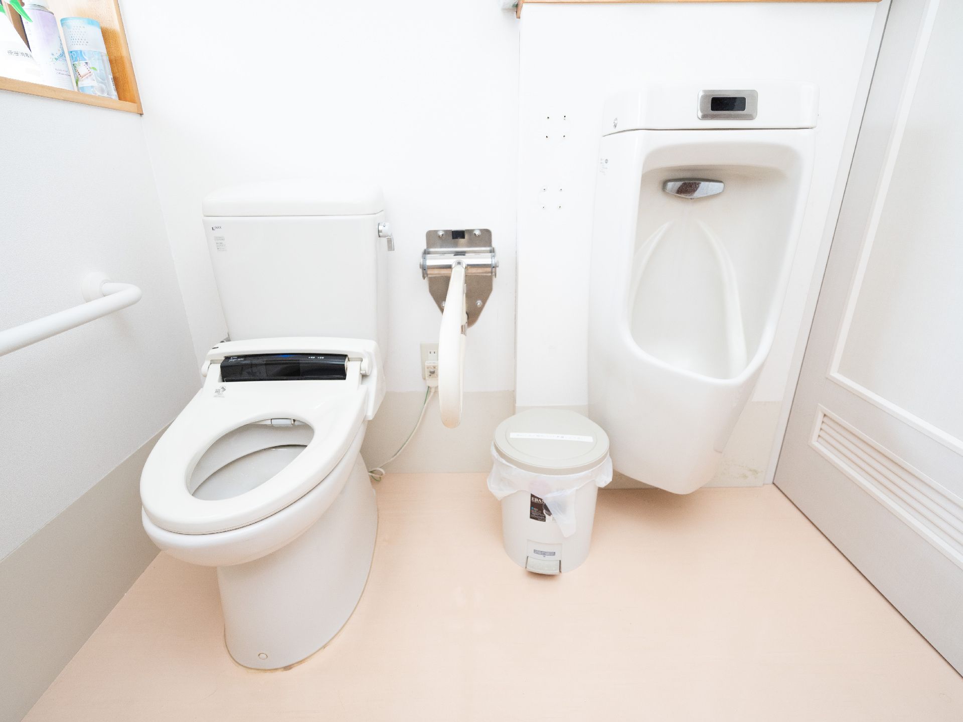 手すりが設置され、床に段差がほとんどない居室にあるトイレ