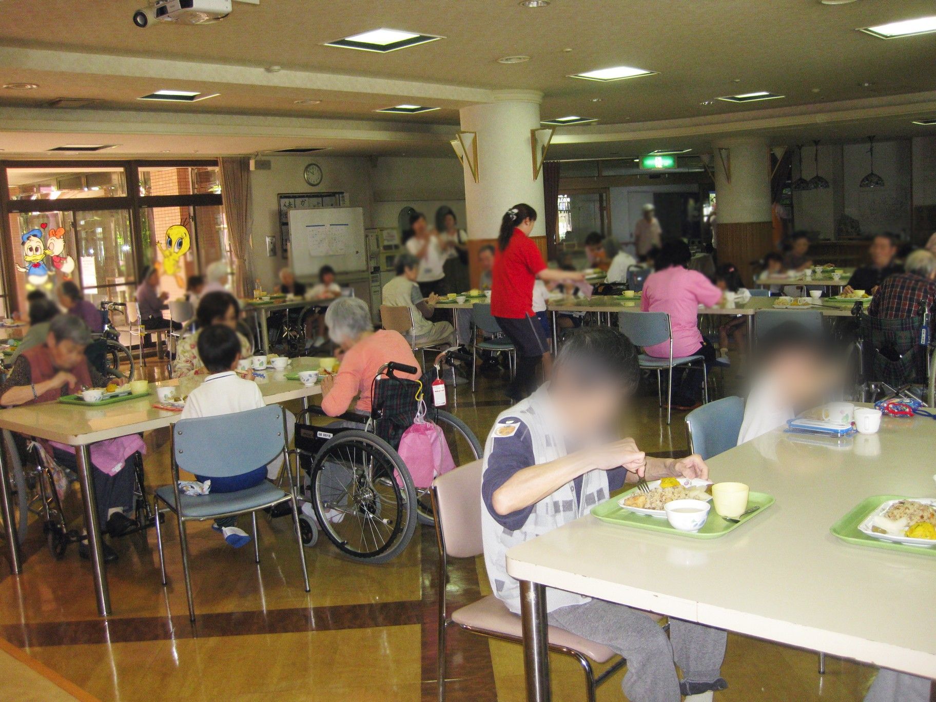 賑やかな食事風景
