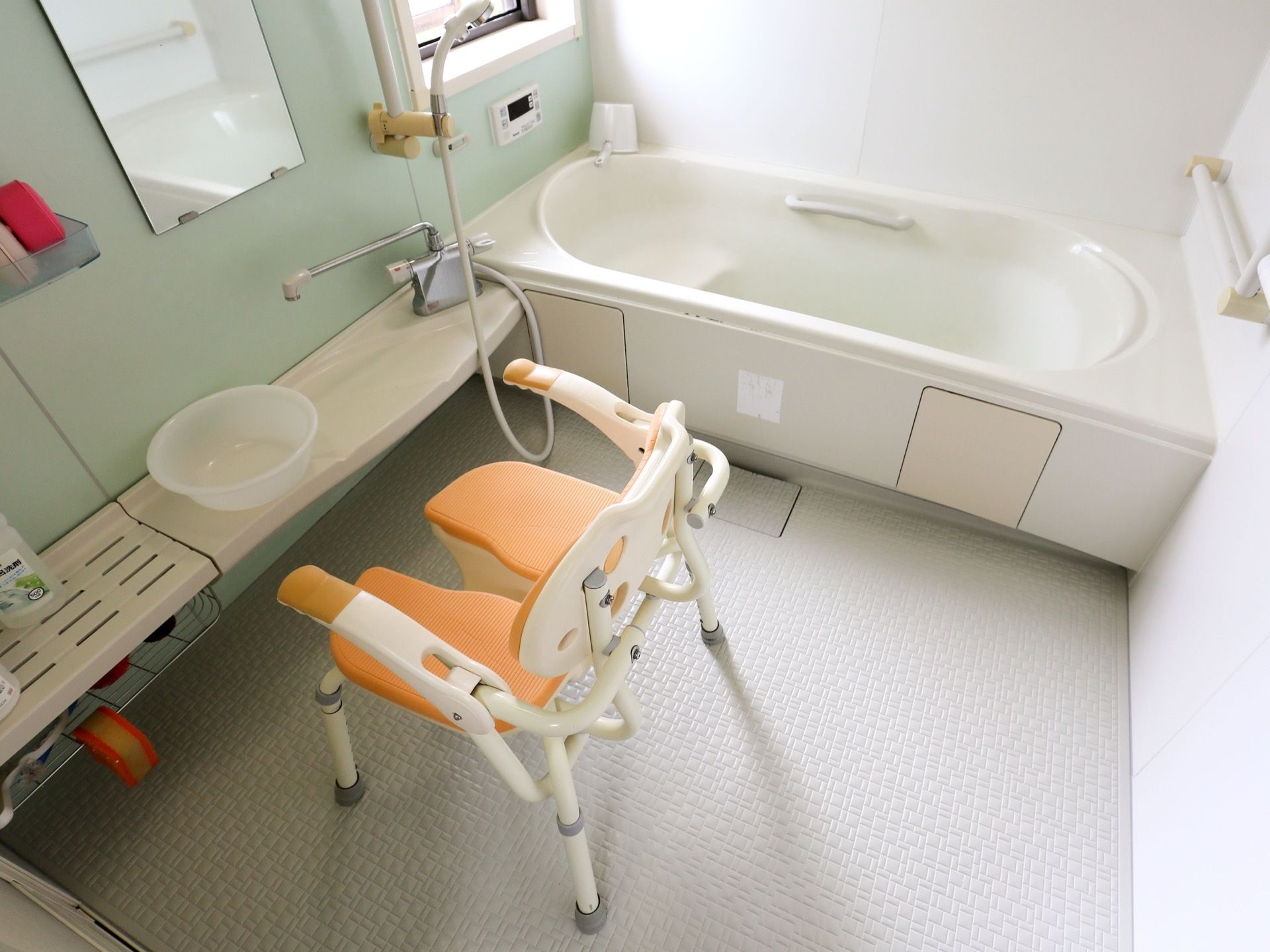 窓で換気ができ、清掃が行き届いた浴室である。足を十分に伸ばせる浴槽で、一日の疲れを癒すことができる。