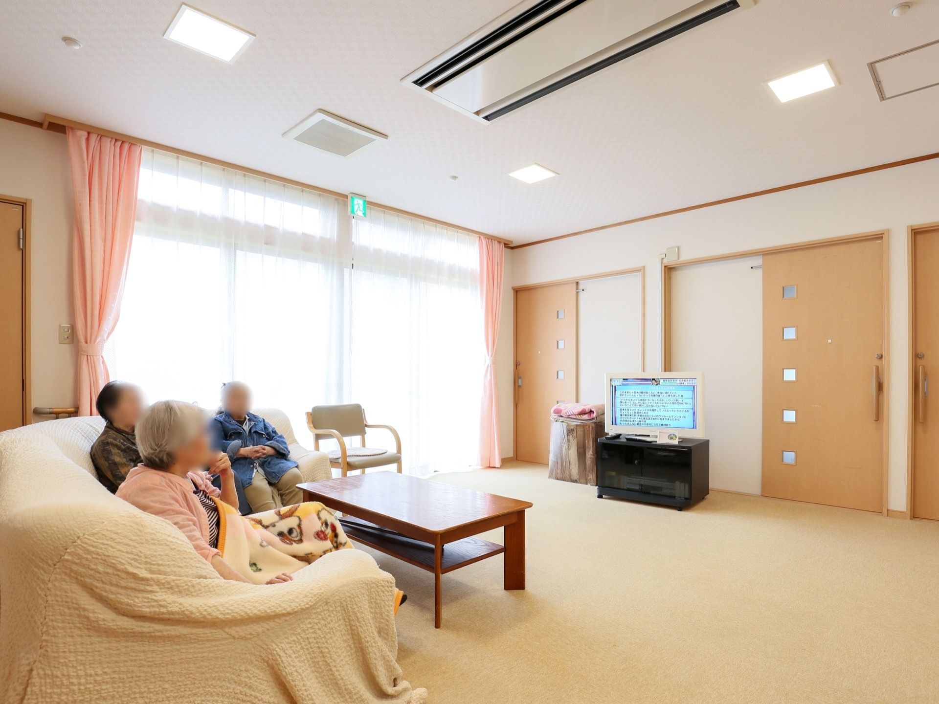 ソファーコーナーには、テレビが完備されている。入居者様が集まりやすい居室前の場所で、自然な交流が図れる。