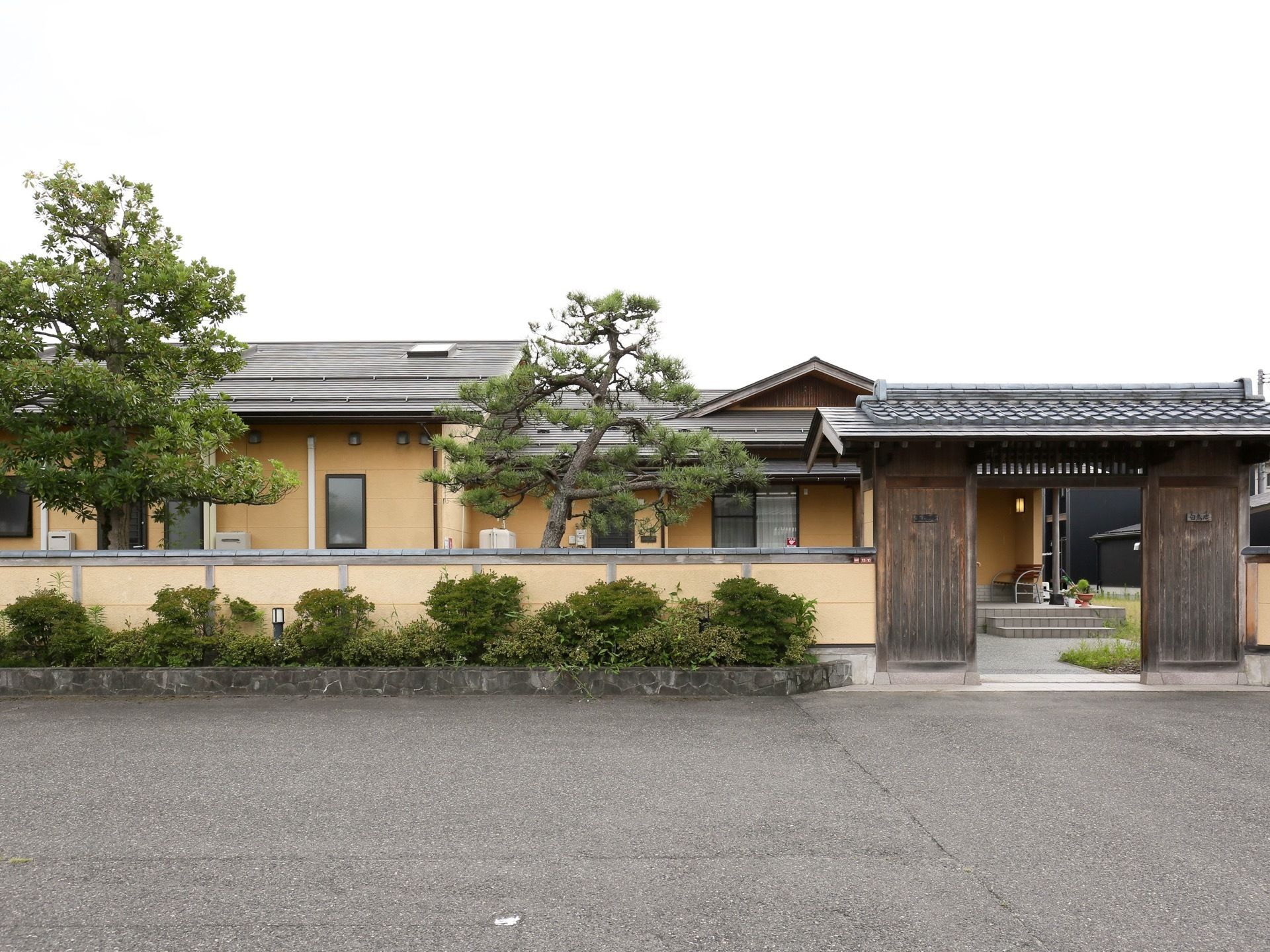 平屋構造の施設の周辺を外壁で囲み、プライバシーを守っている。階移動がないため移動を楽に行え、活動的に過ごせる。