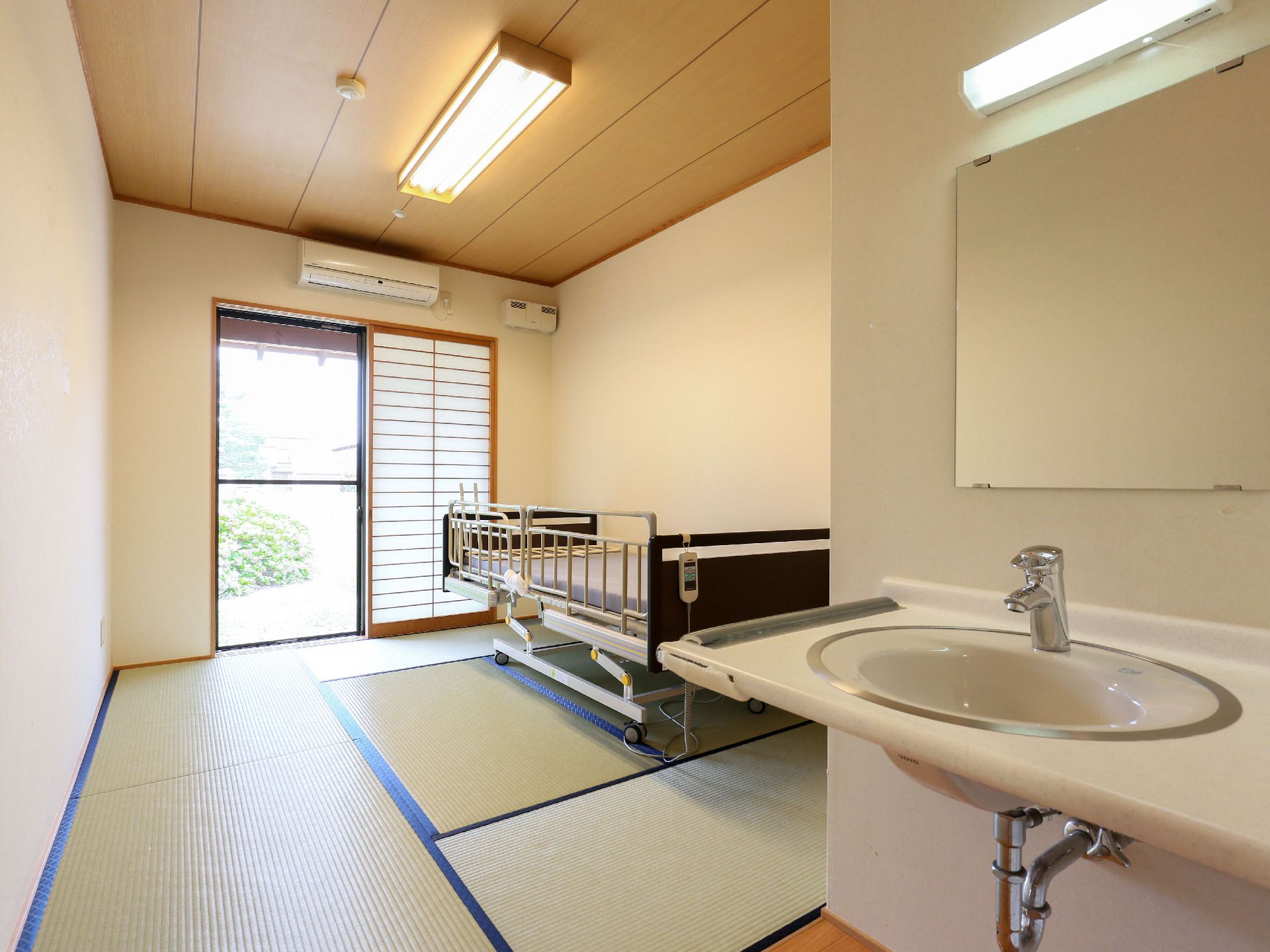 小さなワンルームタイプの部屋。