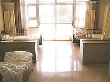明るい個室の一角