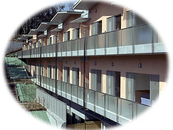 明るい外観の建物