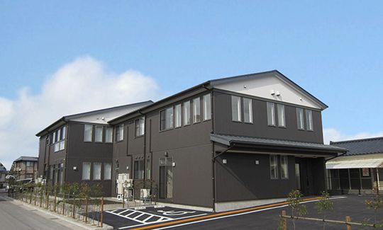 落ち着いた外観の建物