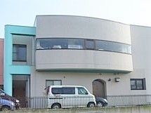 白を基調にした清潔感あるデザインの建物。高齢者用施設グループホームの外観