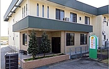 明るい外観の建物