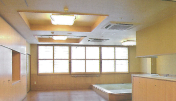 明るい居室の一角