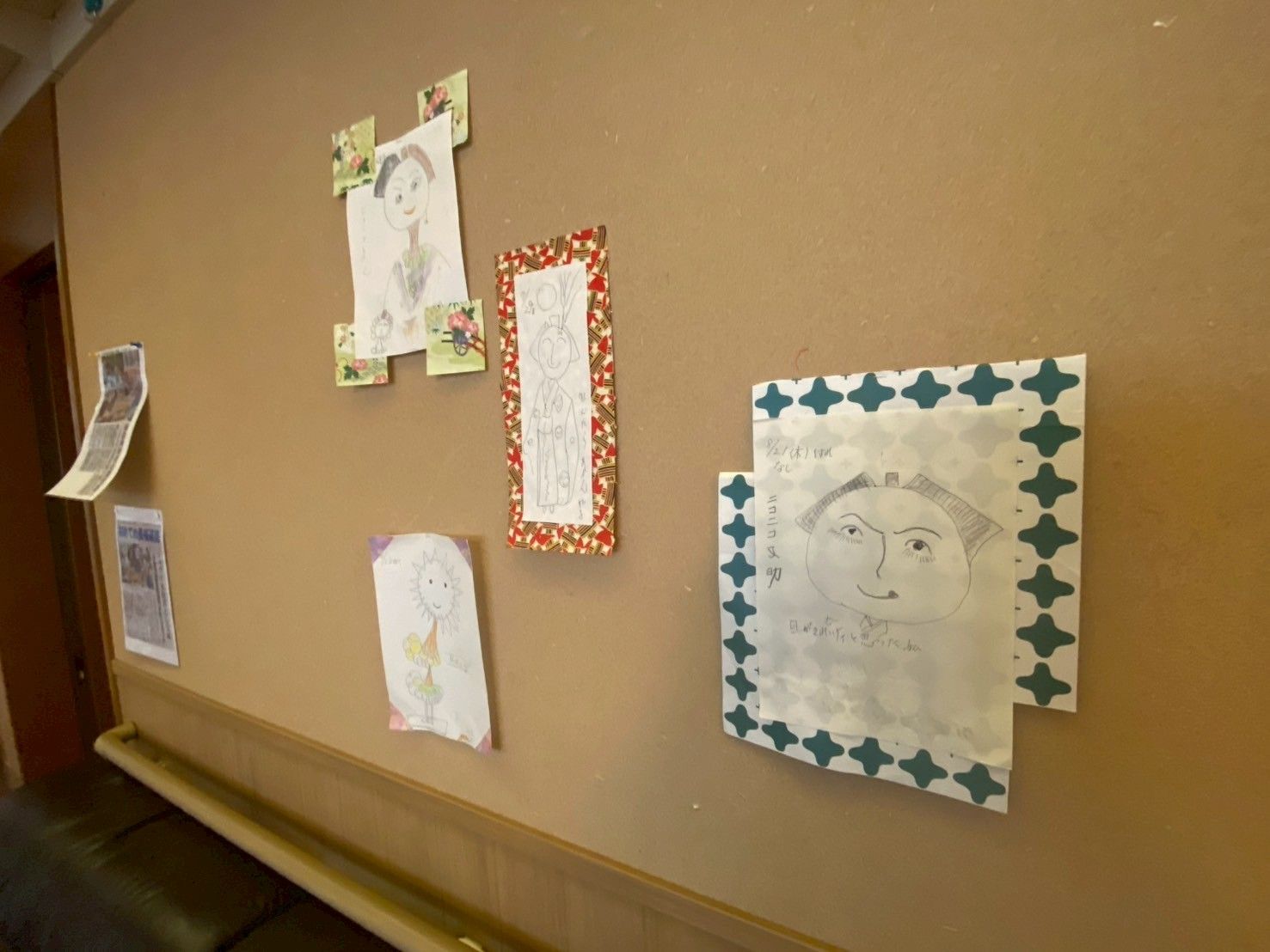 壁に飾られた作品