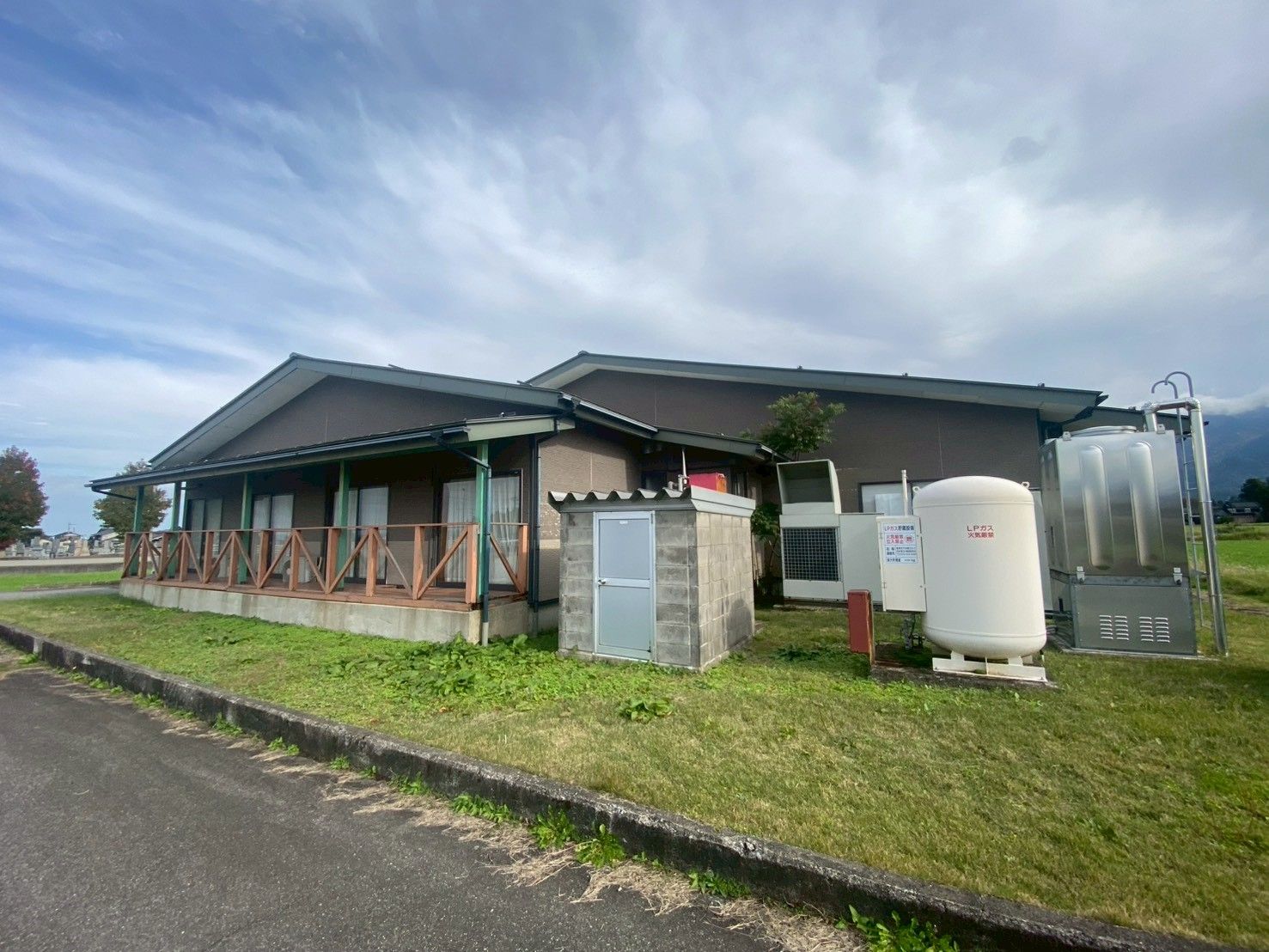 広い庭のある建物