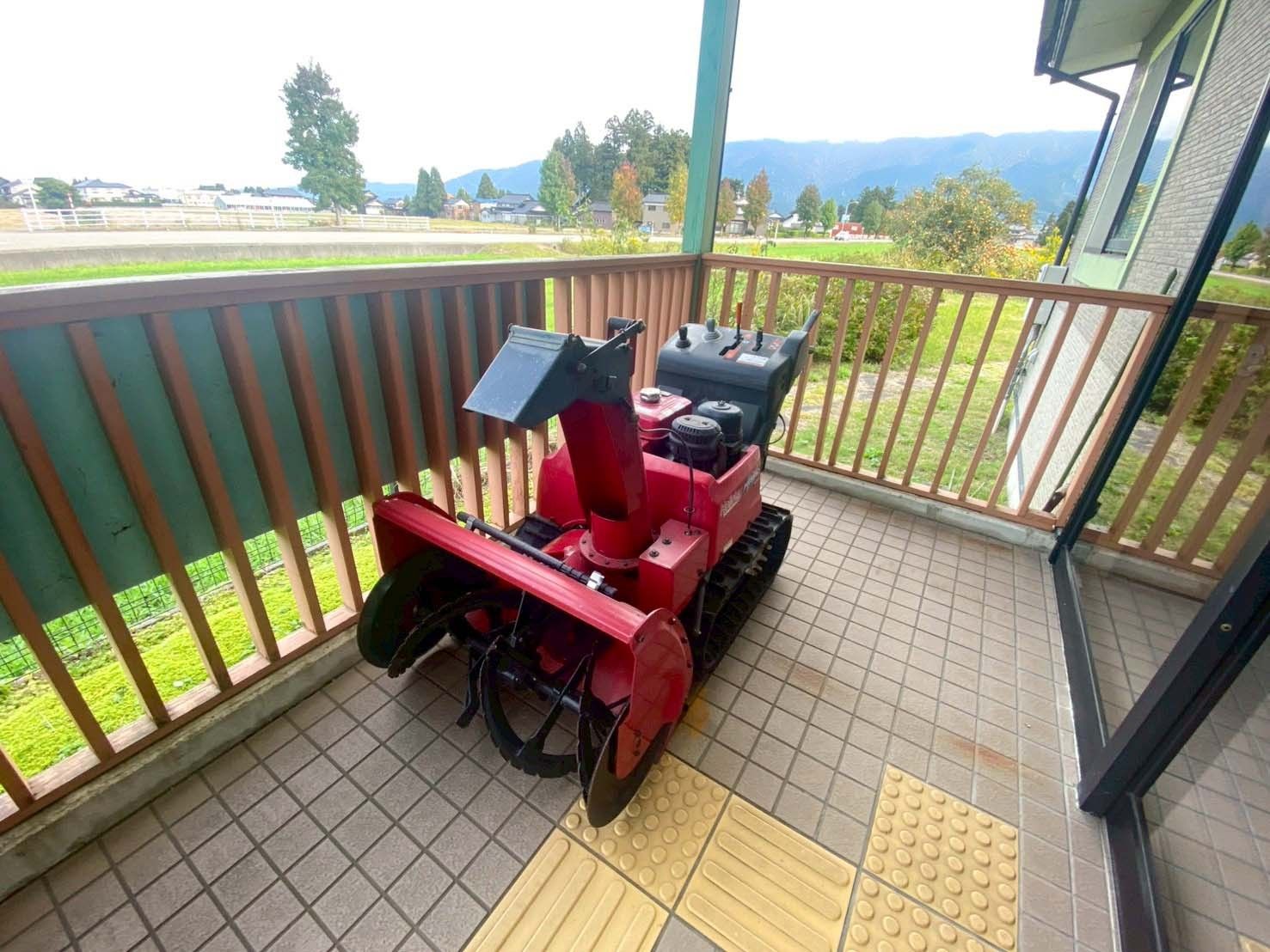 赤い除雪機のあるテラス