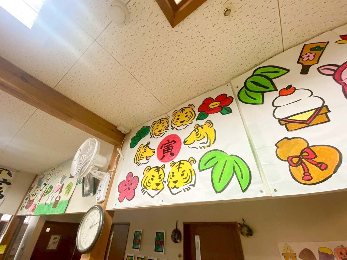 季節の飾りがある壁