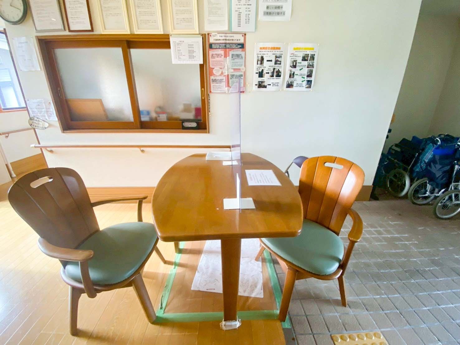 相談スペースの机と椅子