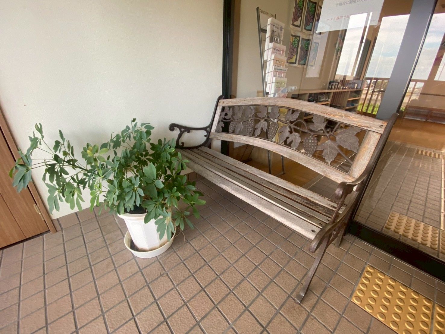 ベンチと観葉植物のある玄関