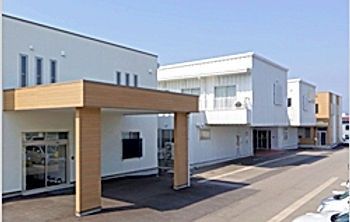 明るい外観の建物